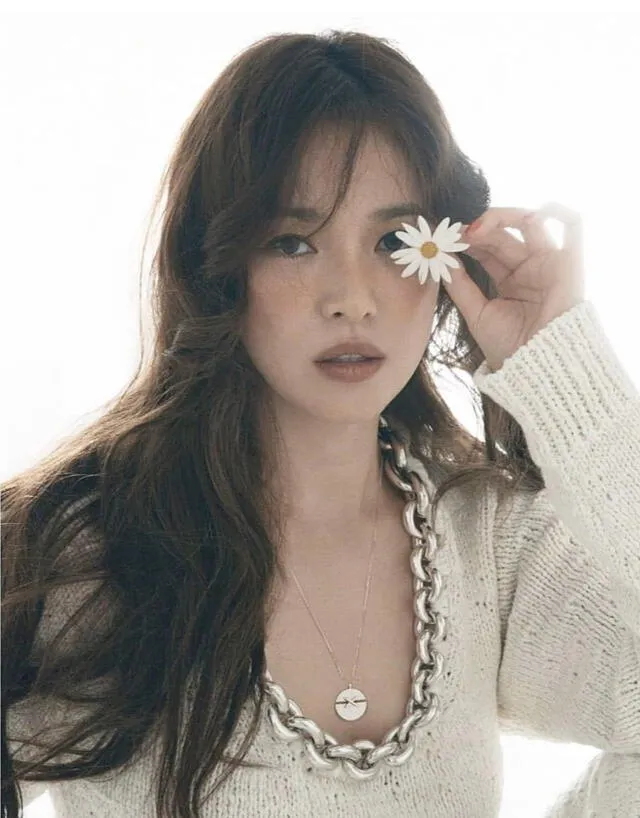 Song Hye Kyo vestida de Bottega Veneta con joyería de la marca francesa Chaumet para la edición de mayo 2020 de ELLE Signapore.