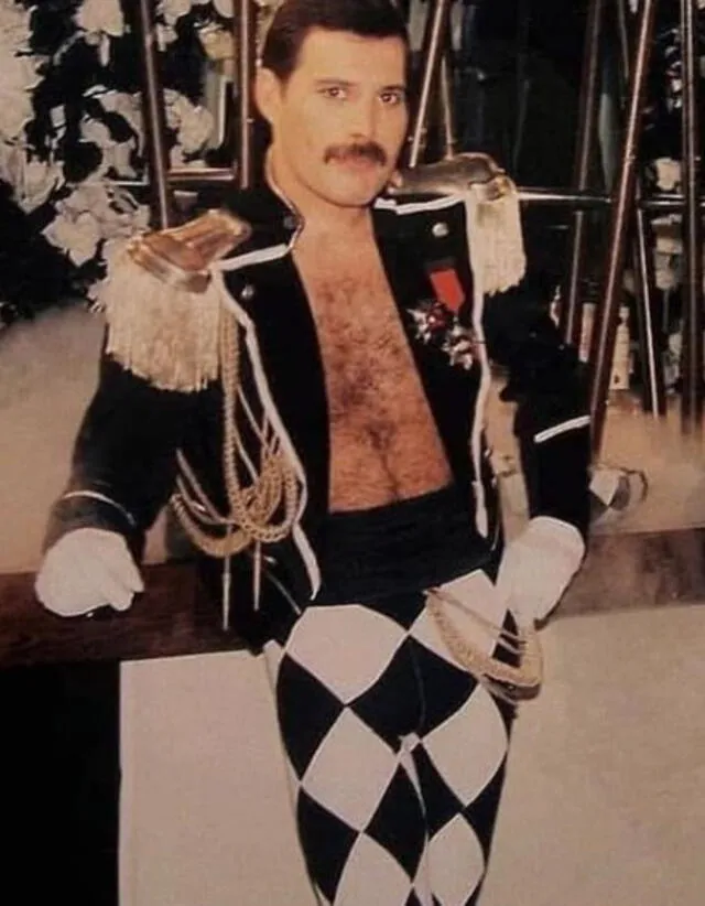 Freddie Mercury lució su traje icónico diseñado por Emanuels. Foto: @fandomqueeninmortal/ Instagram