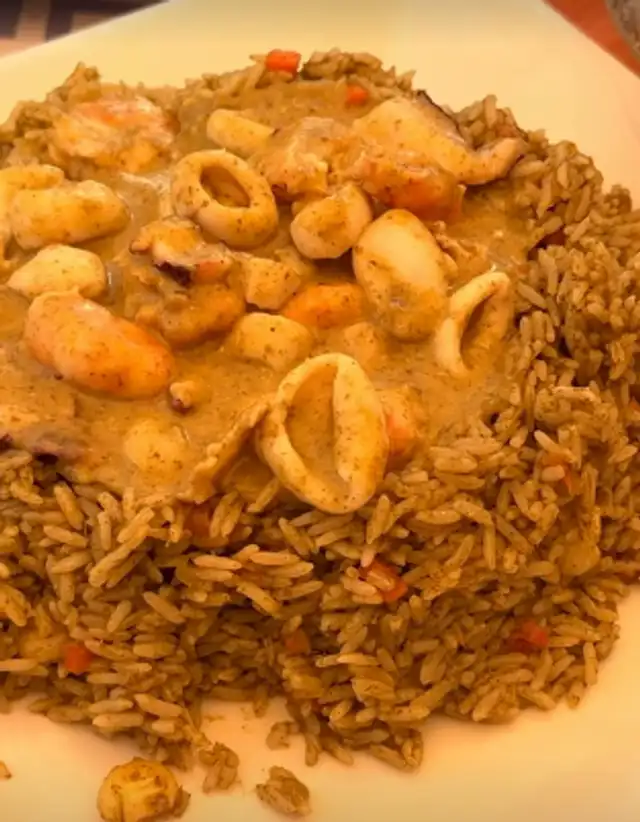 Taehyung de BTS prueba el arroz con mariscos a un día de su primer concierto en Perú Taehyung de BTS prueba el arroz con mariscos a un día de su primer concierto en Perú