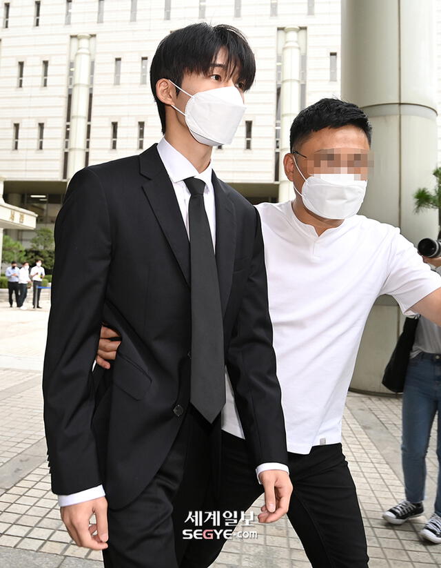 B.I a su salida de la Corte Central del Distrito de Seúl. Foto: Segye