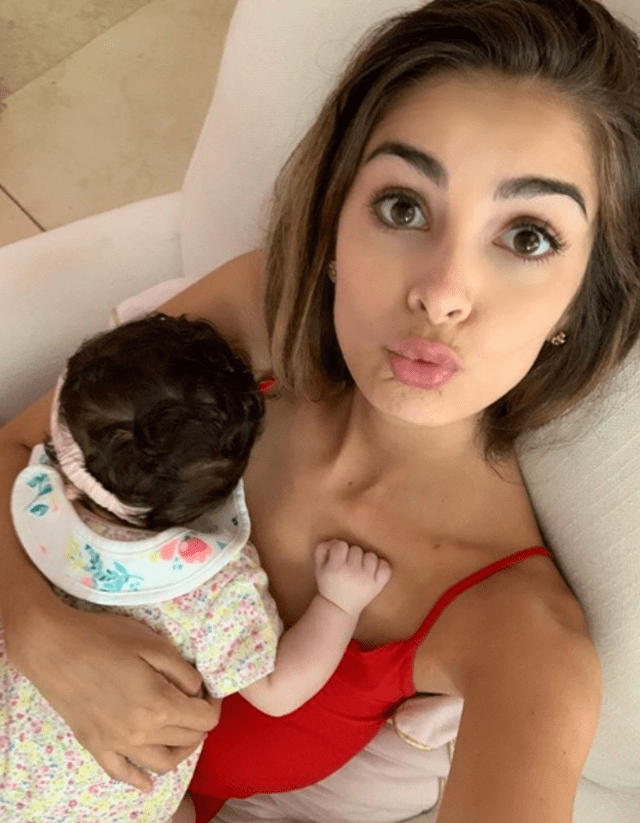 Laura Spoya con la pequeña Emilia