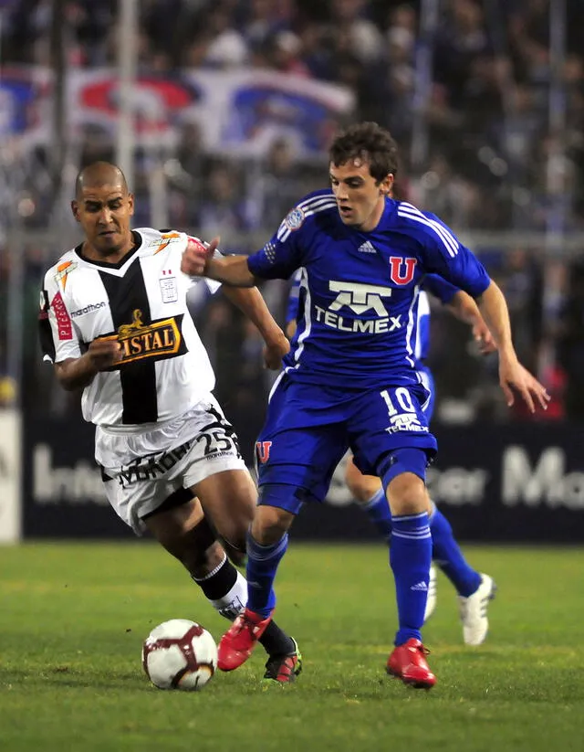 Édgar Benítez enel cuestionado partido contra U de Chile por la Copa Libertadores 2010. Foto: AFP