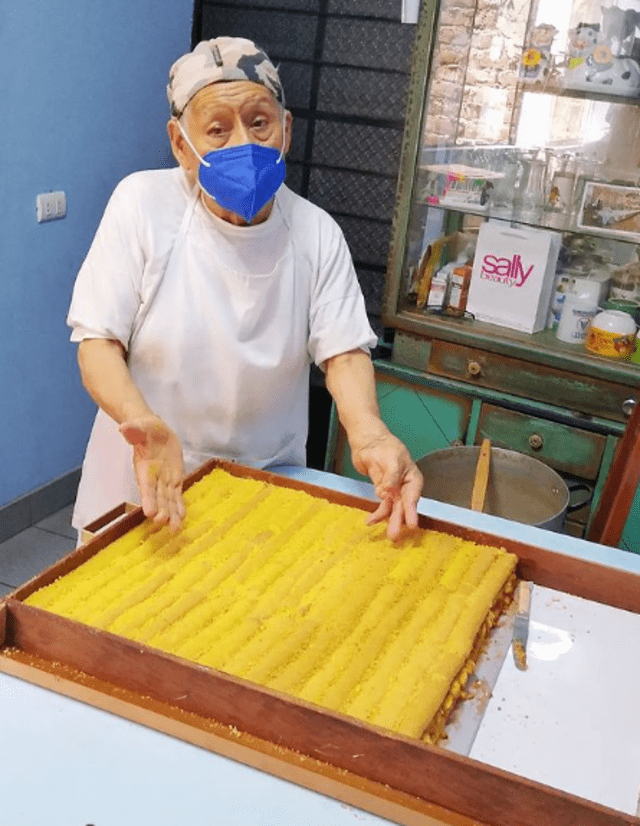 Don Isidro preparando su turrón. Foto: Instagram   