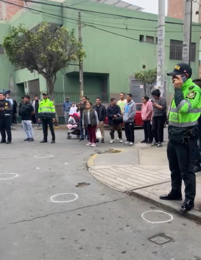 Decenas de vecinos se mostraron preocupados por el aterrador suceso que ocurrió en el distrito de Breña. Foto: Difusión   