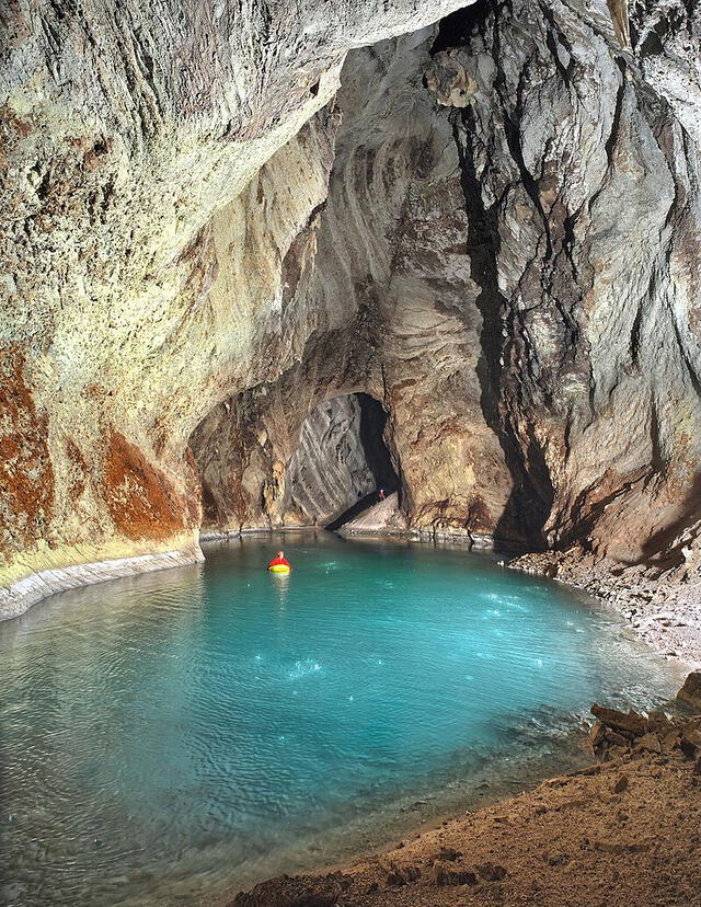  El agua del lago Neuron tiene una temperatura de 26 °C. Foto: Marek Audy   