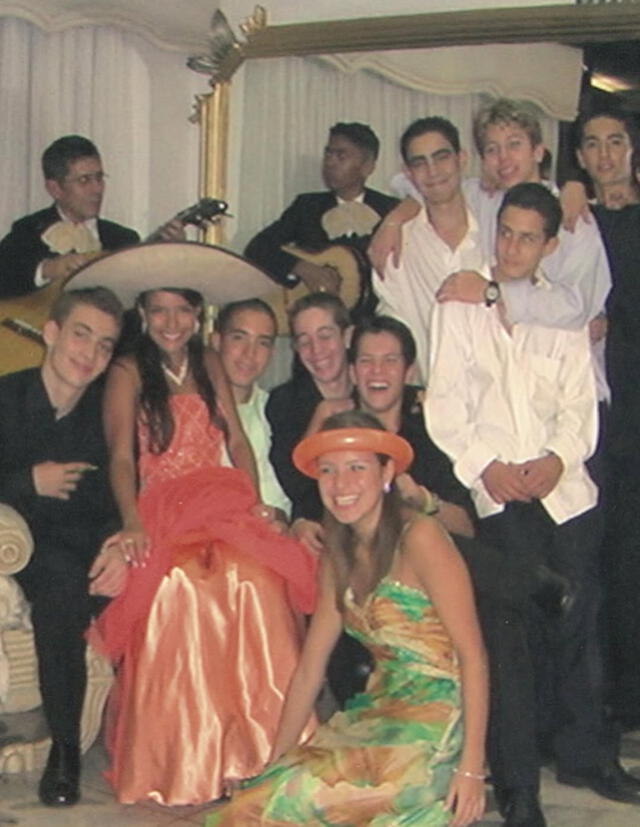 Karol G posando con sus amigos. Foto: IG   