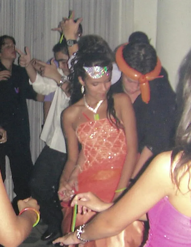 Karol G bailando en su XV años. Foto: IG   