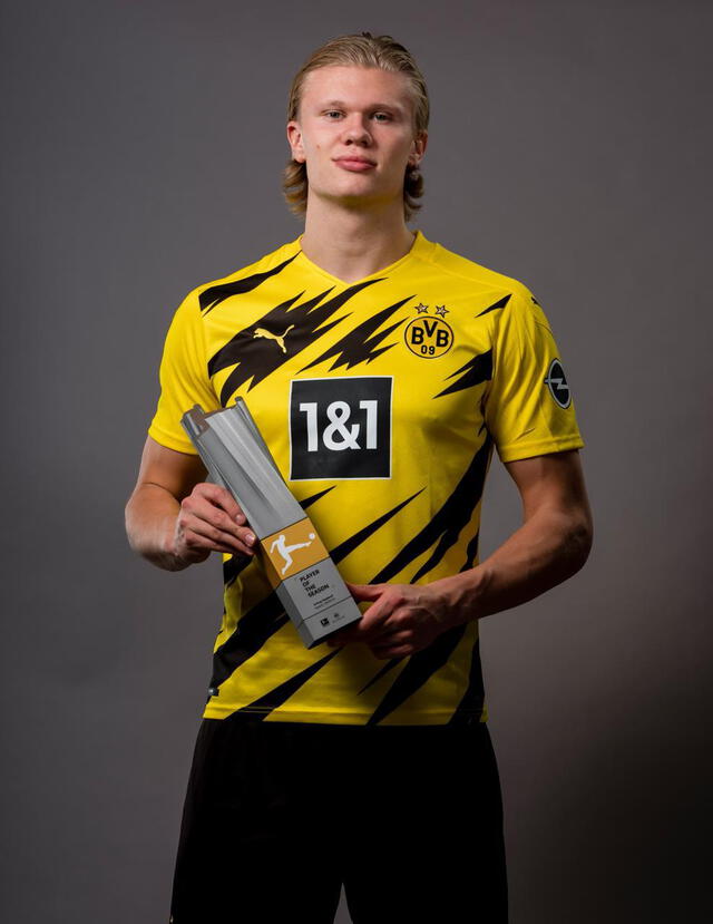 Haaland portando el premio como mejor jugador de la Bundesliga 2020-2021. Foto: difusión