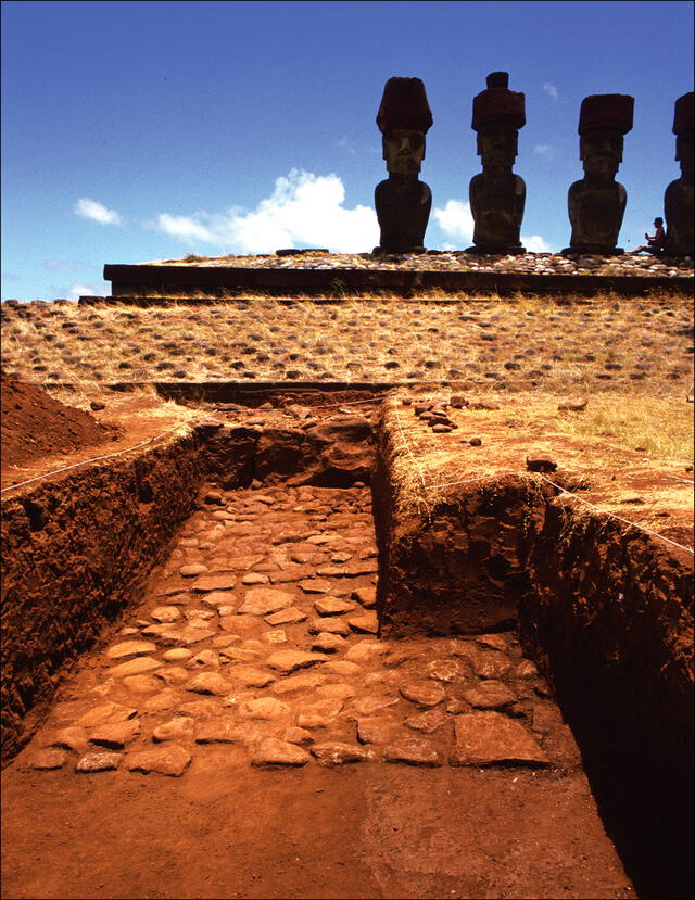  Estructura ritual primitiva con pavimento y plataforma en Rapa Nui. Foto: Antiquity   