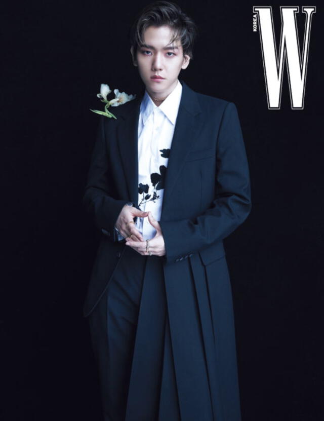 EXO: Baekhyun luciendo chaqueta a medida, pantalones y camisa blanca floral, todo de Alexander McQueen. Wkorea. Mayo, 2020.