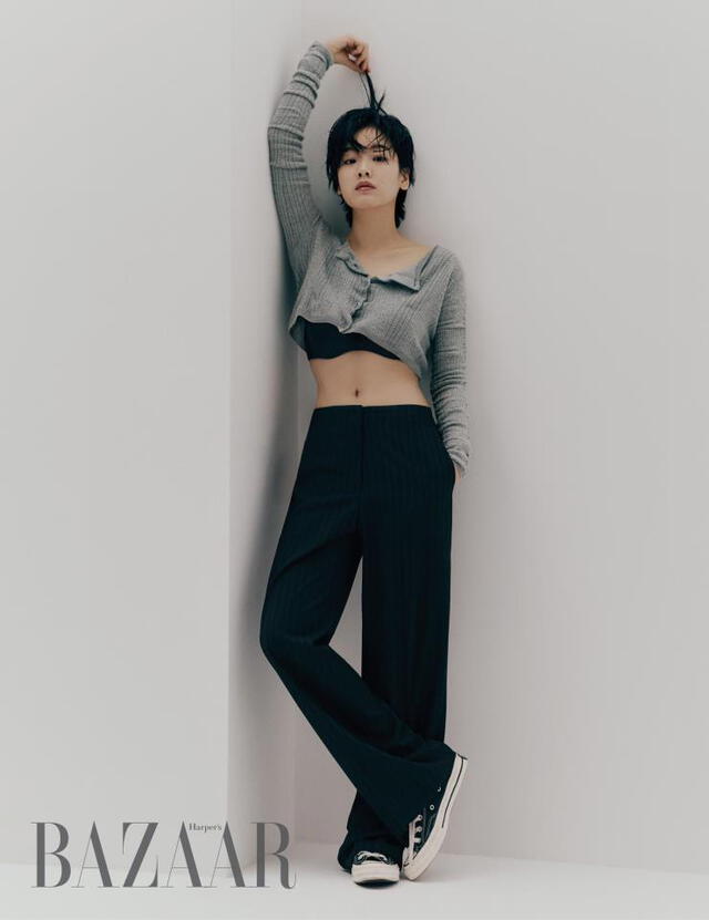 Lee Joo Young llama la atención con un  concepto naturale, desde peinados mojados, maquillaje transparente hasta ropa simple. Harper's Bazaar Korea, marzo 2020.