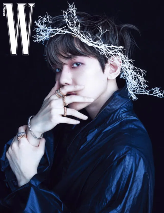 EXO: Baekhyun viste blouson negro de Valentino. Joyería colección Clash de Cartier.  Wkorea. Mayo, 2020.