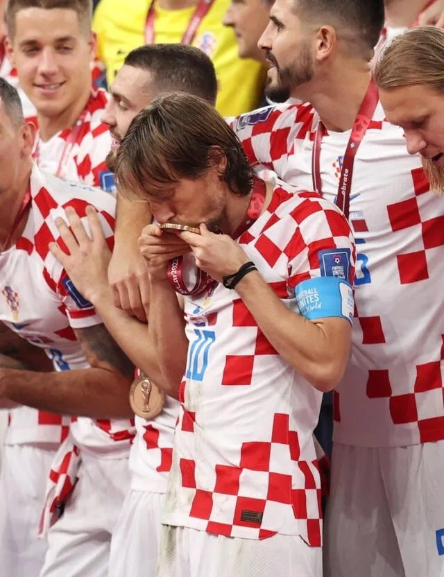 Luka Modric besando la medalla del tercer lugar. Foto: FIFA World Cup/Twitter