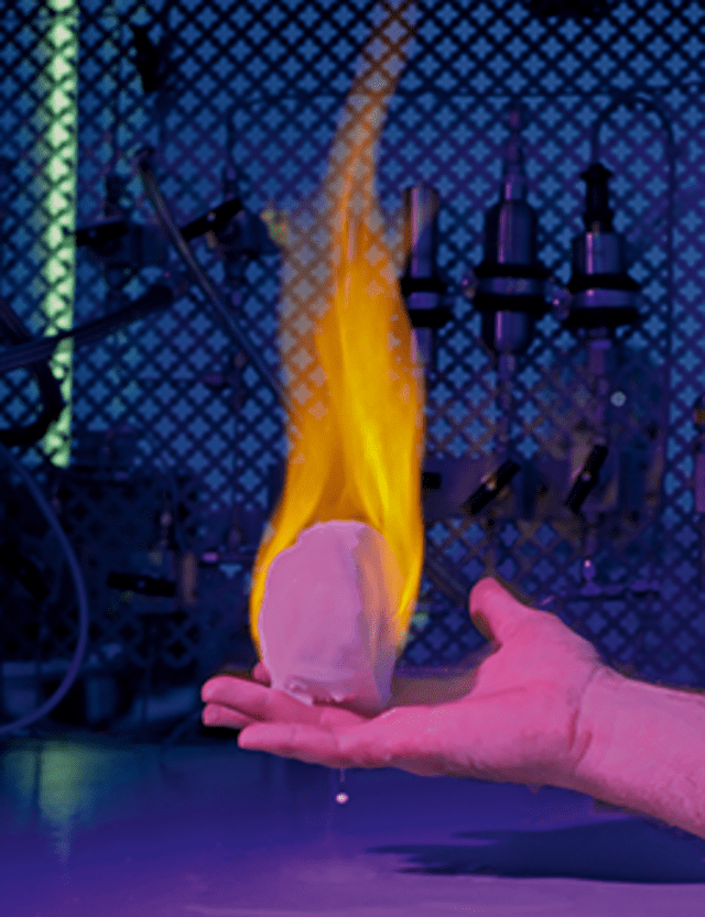  Los hidratos de metano pueden quemarse fácilmente cuando entran en contacto con el fuego. Foto: Dietmar Gust   