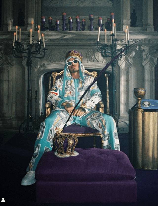 J Balvin se muestra en el video como un rey.