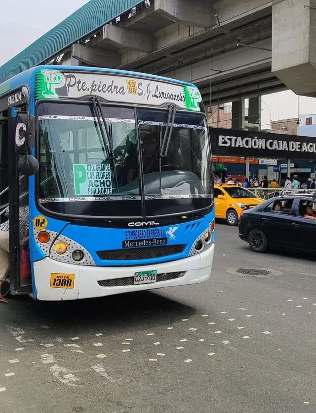 El nuevo bus de transporte público pasa frente a las estaciones de la Línea 1 del Metro de Lima. Foto: La República   