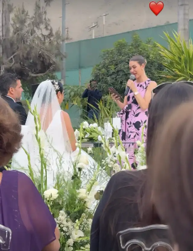 Anahí de Cárdenas oficiando ritual simbólico durante la boda de Natalia Salas y Sergio Coloma