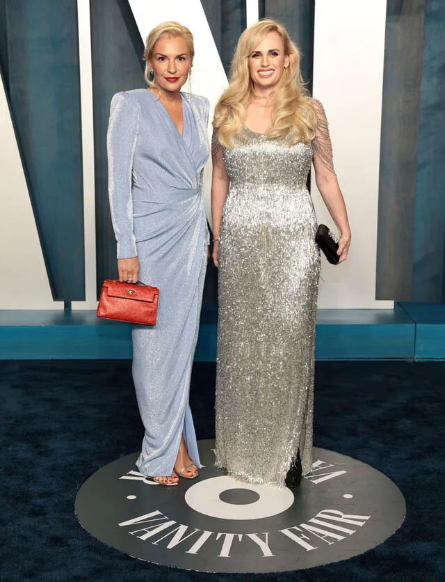 Rebel Wilson y Ramona Agruma pasaron desapercibidas cuando posaron juntas en la fiesta de Vanity Fair. Foto: Instagram