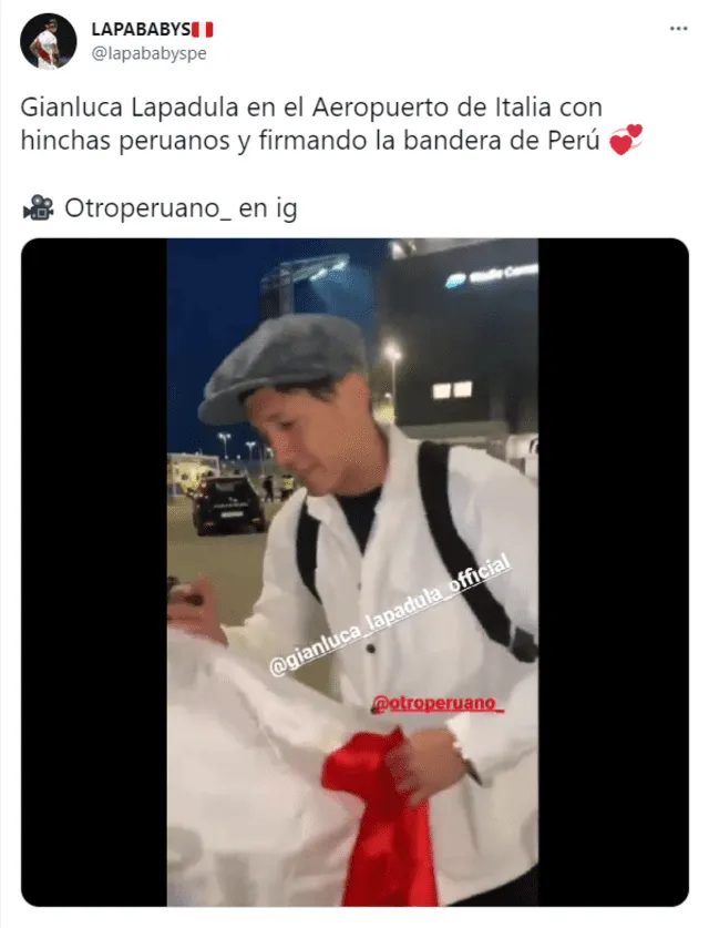 Gianluca Lapadula firmando una bandera peruana. Foto: captura Twitter