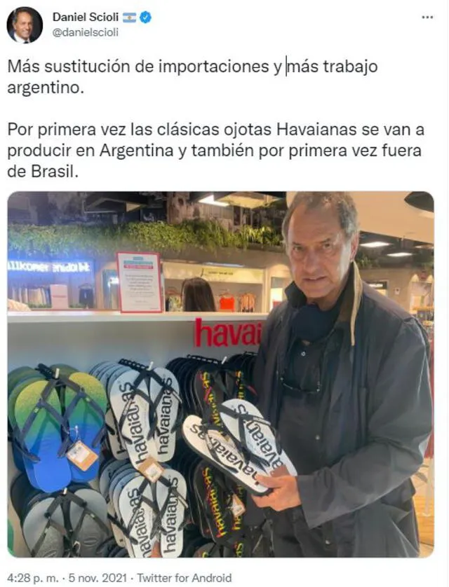 Daniel Scioli respaldó la producción de las sandalias en Argentina.