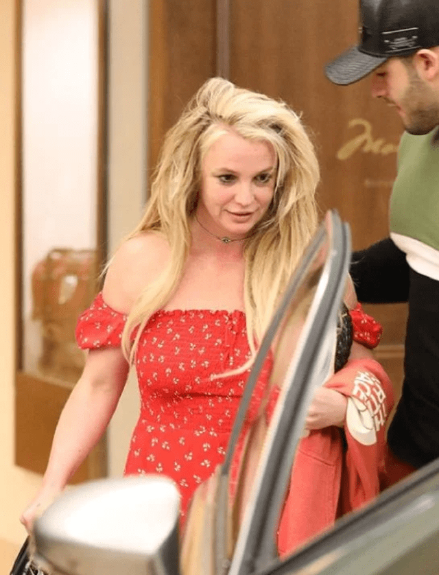 Britney Spears saliendo de un centro de rehabilitación.
