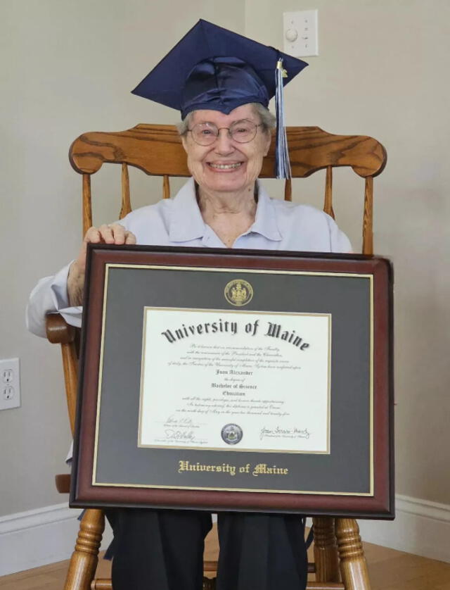  Joan Alexander con su titulo de maestra por parte de la Universidad de Maine. | University of Maine   