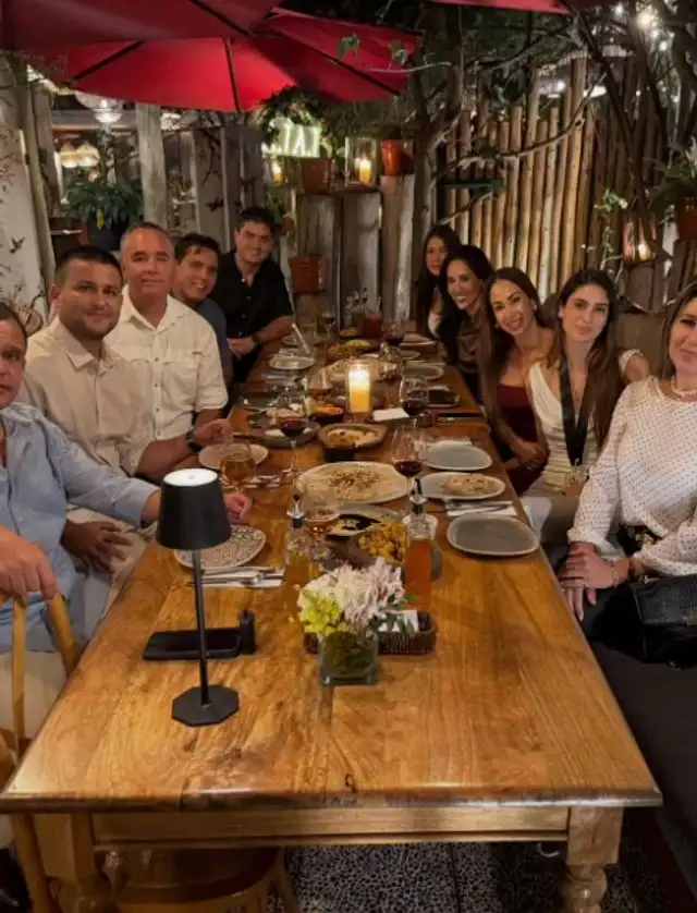 Roberto Martínez junto a Melissa Loza celebrando el logro de Flavia.