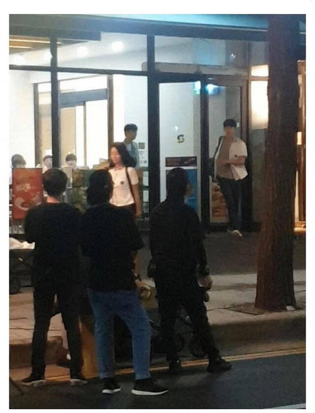 It’s okay to not be okay: las imágenes de Kim Soo Hyun y Seo Ye Ji fueron tomadas durante las grabaciones en las calles de Seúl. Crédito:  DCinside