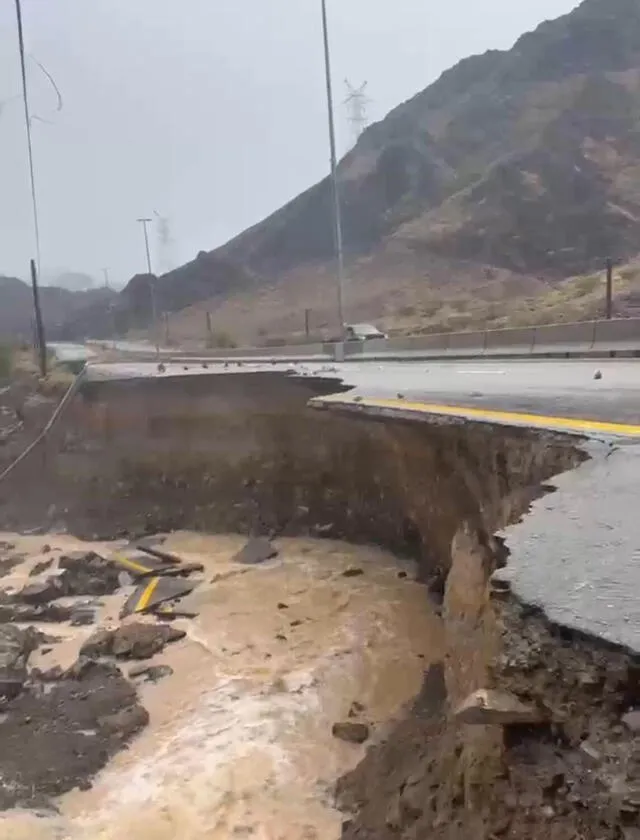 Carretera destruida por las lluvias en Emiratos Árabes Unidos. Foto: Khaleej Times   