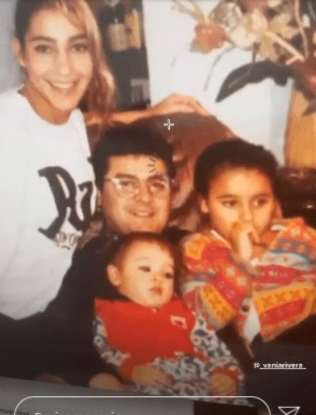 Junto a sus padres. Junto a sus padres.