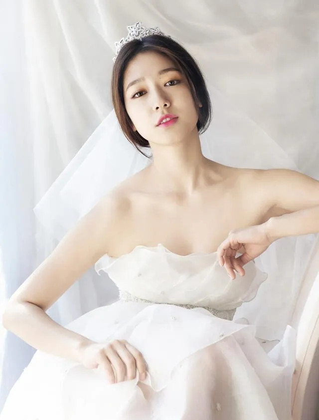 Park Shin Hye en sesión 'Blooming day of a godess'. Foto: My wedding magazine