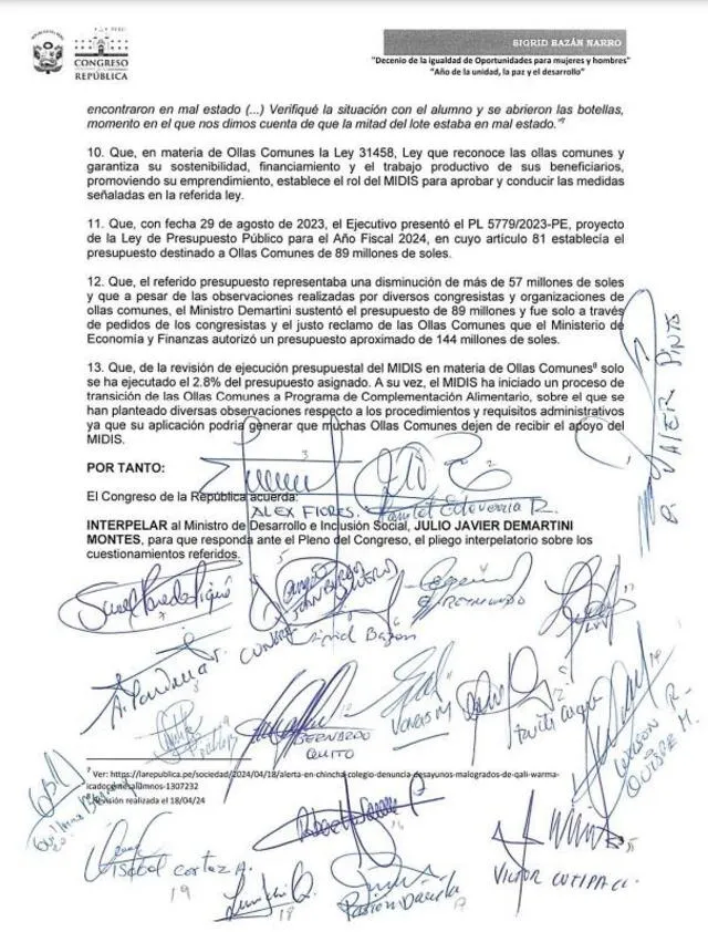 Documento lleva las firmas de aproximadamente 15 legisladores, quienes decidieron apoyar la moción interpuesta por Bazán Narro. Foto: Sigrid Bazán.    