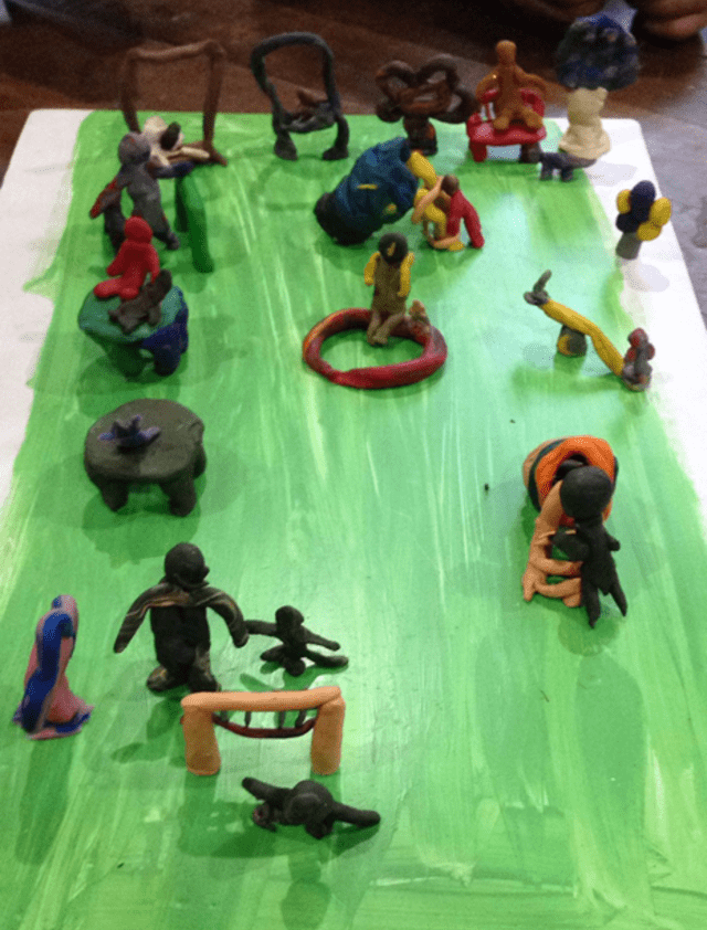 Obra "Nuestra zona de juegos soñada" del módulo Identidad barrial. Escultura de plastilina para proyectar el área lúdica que les gustaría tener en su sector. Foto: Flore Garcia-Bour/Jakon Nete   
