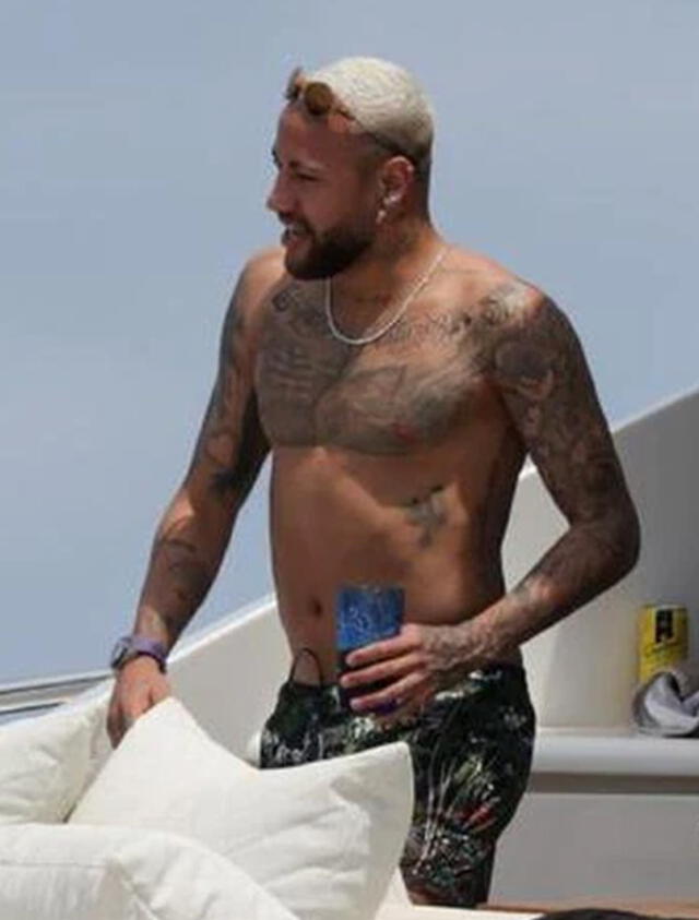 Neymar de vacaciones en Ibiza y su descuidado físico. Foto: Agencia GTRES