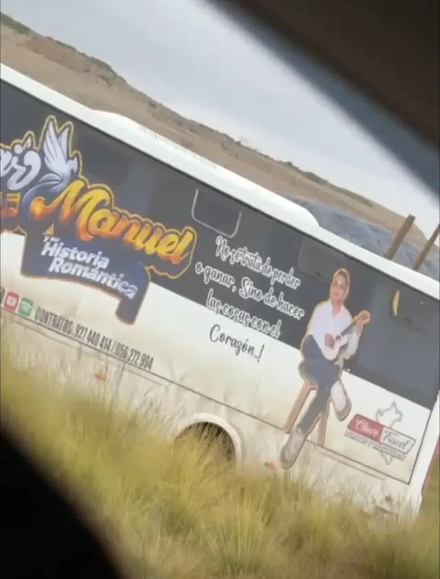 La orquesta transportaba al grupo musical.   