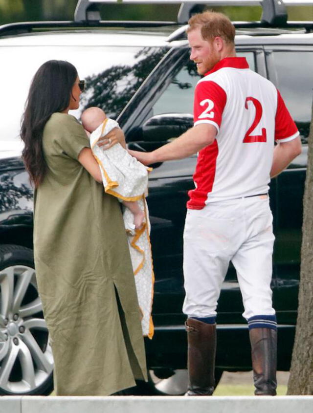 La familia real causa polémica por manta que cubrió al bebé Archie en aparición pública