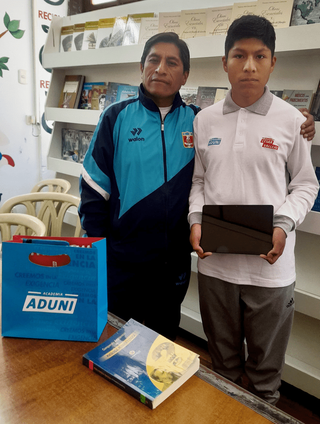  Joseph Ticllasuca Aclari junto a su padre en la Biblioteca Municipal de Huancavelica. Foto: ADUNI-César Huaraz.<br><br>    