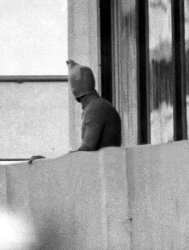 Septiembre Negro. Terrorista en un balcón de la Villa Olímpica de Múnich. La crisis fue transmitida en vivo. Imagen: Difusión