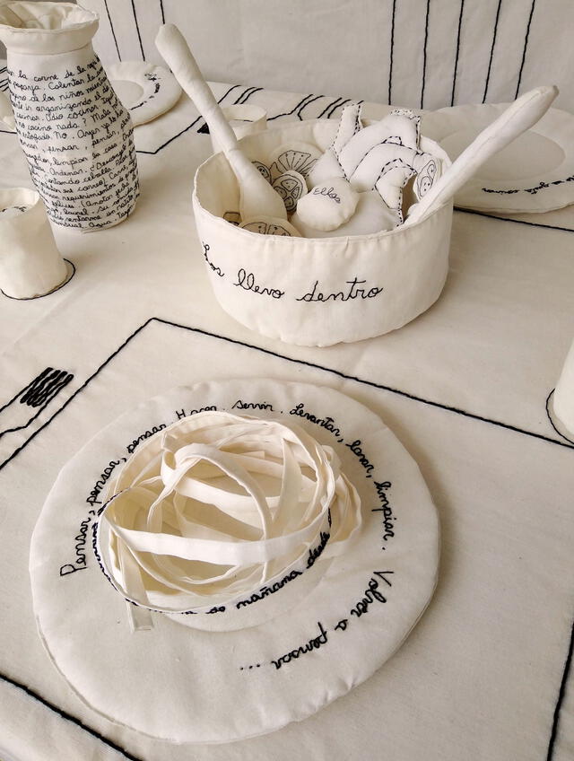 "La mesa está servida" de Ariana Macedo. Imagen: MUCEN. "La mesa está servida" de Ariana Macedo. Imagen: MUCEN.