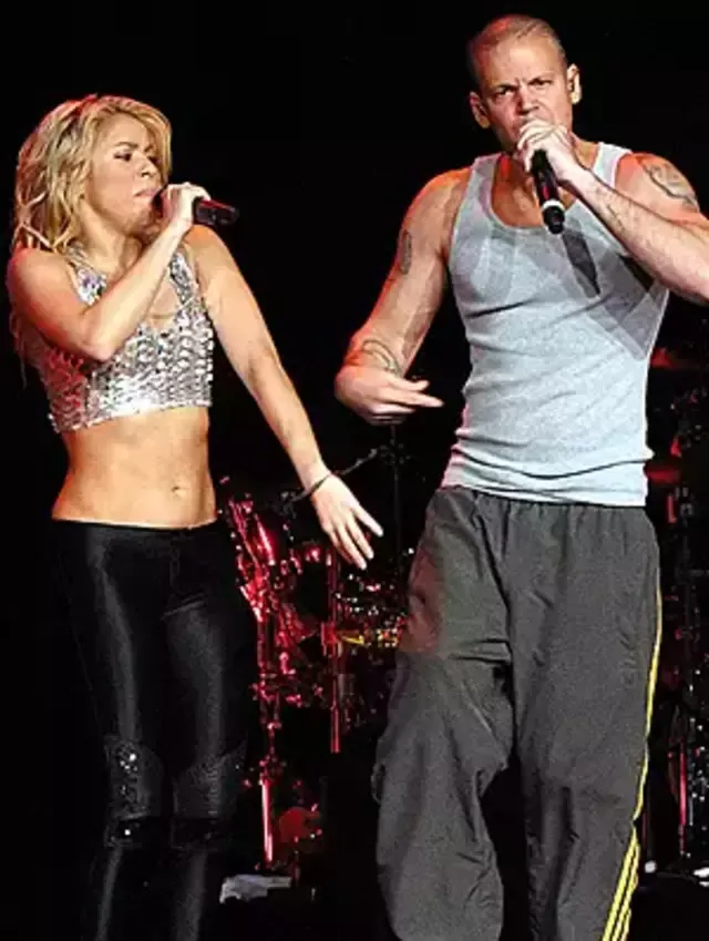 Shakira en un concierto con René de Calle 13.