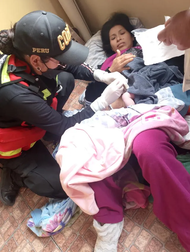 Madre de familia auxiliada por el serenazgo de Comas. Foto: Municipalidad   