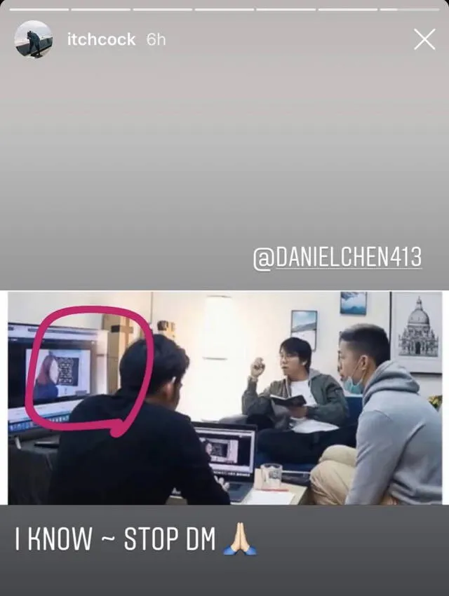 Lee Rae Kyung señala a su colega Daniel Chen, que observa el video de IU