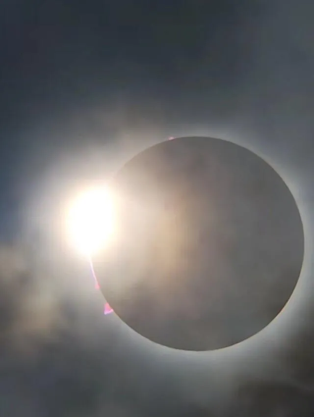  Eclipse llega a su totalidad en Mazatlán, México. Foto: X/@lenlife97.   