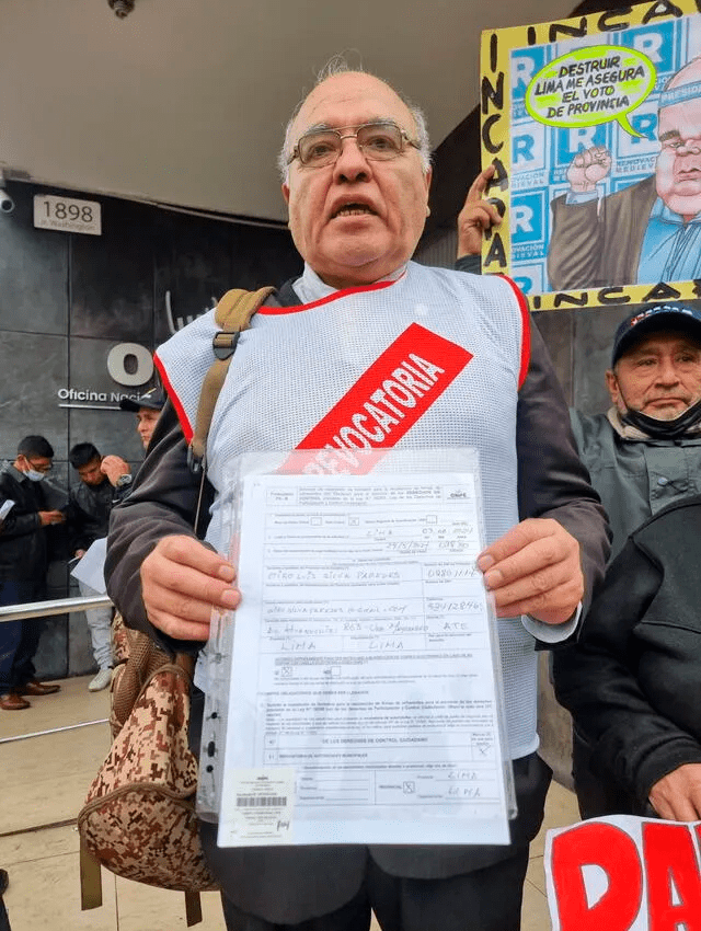 El ciudadano Ciro Silva inició con la recolección de firmas para la revocatoria de López Aliaga. Foto: Kevinn García/LR   