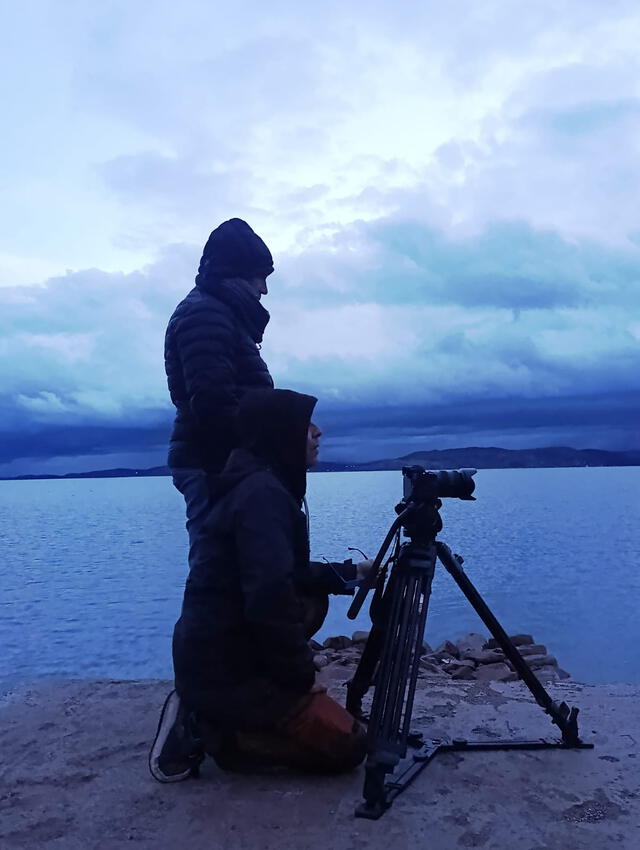  Javier Corcuera con Mariano Agudo rodando en el lago Titicaca. Crédito: Úrsula Durán.    