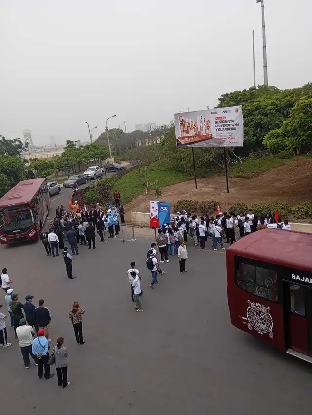 Alumnos de la residencia denuncian que no se les dejó ingresar a la ceremonia de entrega de terrenos. Foto: Difusión Alumnos de la residencia denuncian que no se les dejó ingresar a la ceremonia de entrega de terrenos. Foto: Difusión