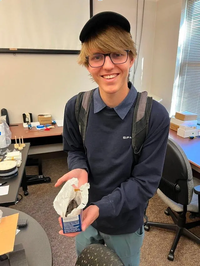  Luke Farritor, estudiante de informática de la Universidad de Nebraska-Lincoln, ganó 40.000 dólares por ser el primero en descifrar un fragmento de texto del papiro romano carbonizado. Foto: Vesuvius Challenge 