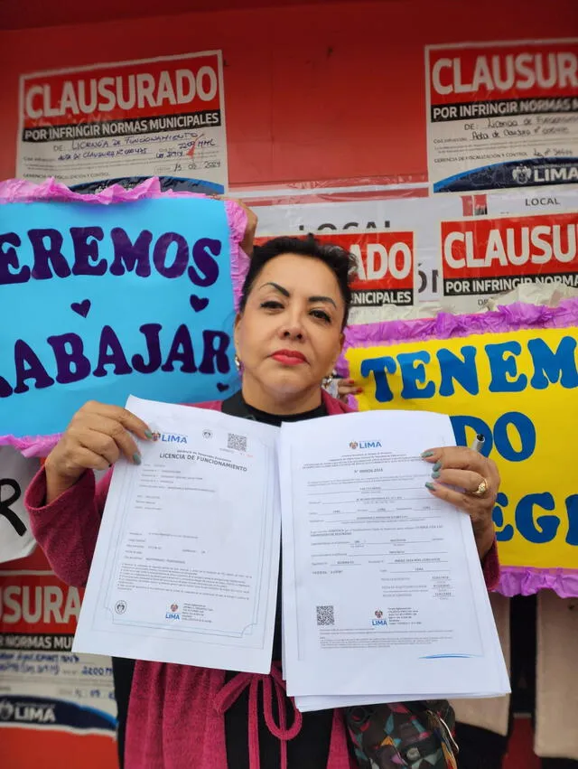  La trabajadora Angélica demostrando los permisos del local "Las Cucardas". Foto: LR.   