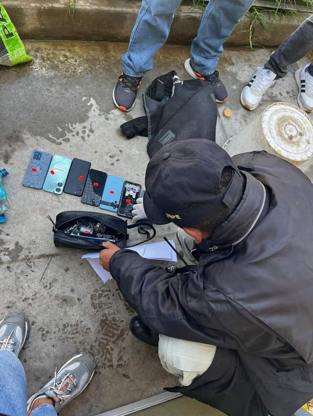  Seguridad del penal incautó 10 teléfonos celulares y dos chips a un servidor penitenciario. Además, se encontró otros 7 celulares y accesorios de telefonía. Foto: LR   