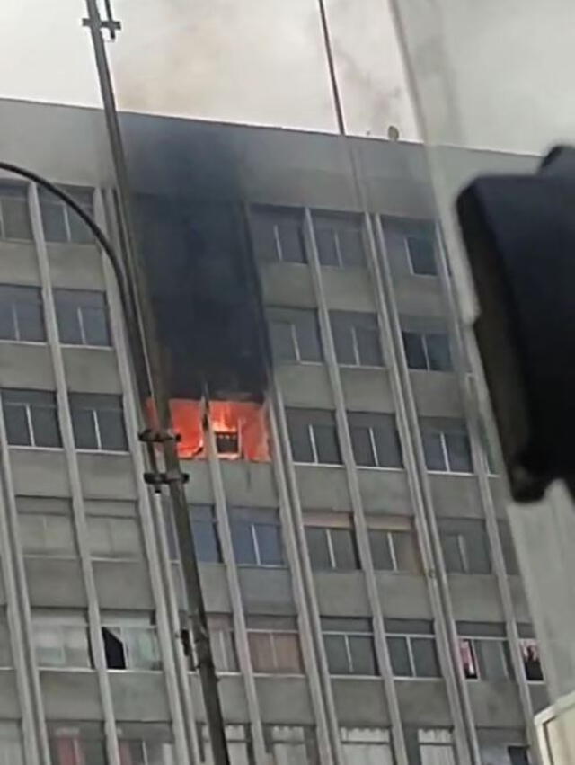  Incendio se registra en los últimos pisos de un edificio en Cercado. Foto: difusión.   